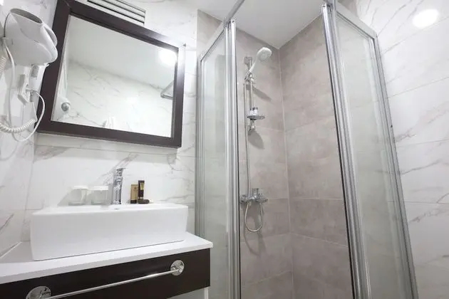 Standard Tek Büyük Yataklı Oda, Kısmi Deniz Manzaralı