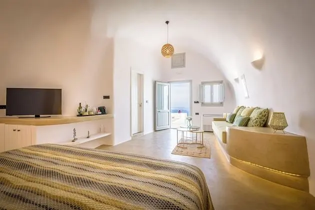 Superior Cave Suite with Private Pool & Sea View