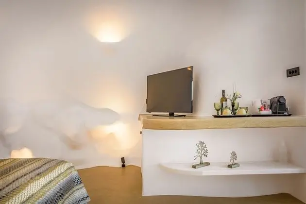 Superior Cave Suite with Private Pool & Sea View