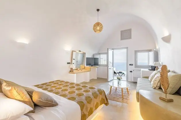 Superior Cave Suite with Private Pool & Sea View