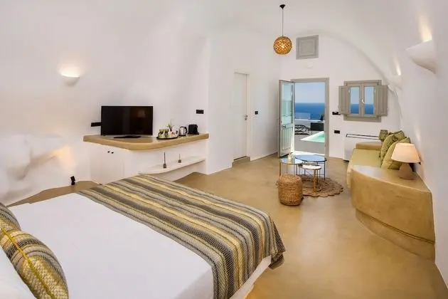 Superior Cave Suite with Private Pool & Sea View