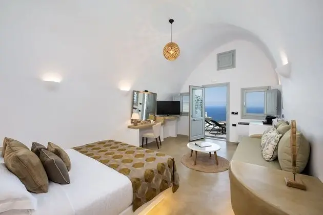 Superior Cave Suite with Private Pool & Sea View
