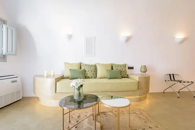 Superior Cave Suite with Private Pool & Sea View