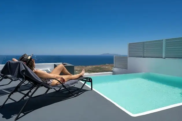 Superior Cave Suite with Private Pool & Sea View