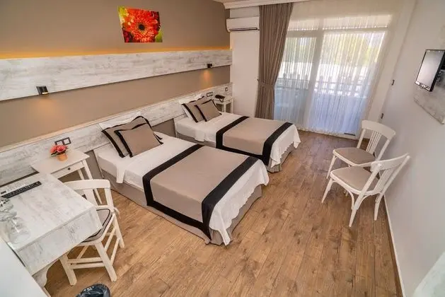 Deniz Manzaralı Balkonlu Oda