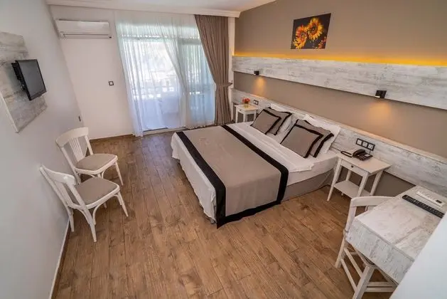 Deniz Manzaralı Balkonlu Oda