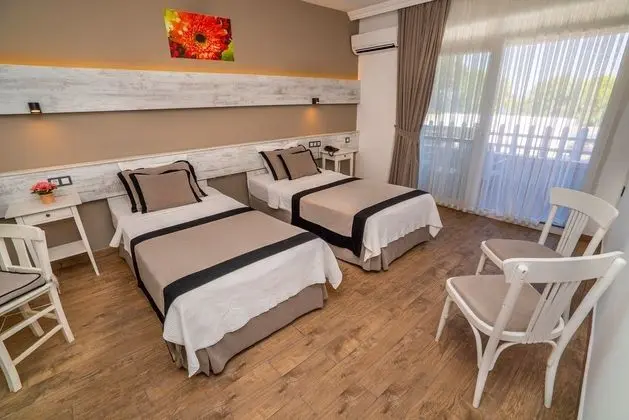 Deniz Manzaralı Balkonlu Oda
