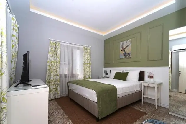 Çift Kişilik, Sokak Manzaralı