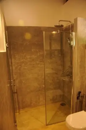 Tek Büyük Yataklı Oda, Ortak Banyo