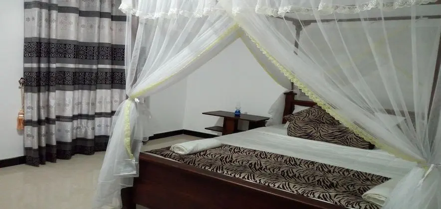 Tek Büyük Yataklı Oda, Özel Banyo, Zemin Kat (with A/C)