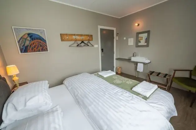 Tek Büyük Yataklı Oda, Ortak Banyo