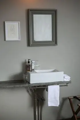 Tek Büyük Yataklı Oda, Ortak Banyo