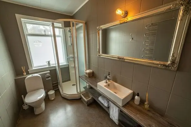 Tek Büyük Yataklı Oda, Ortak Banyo