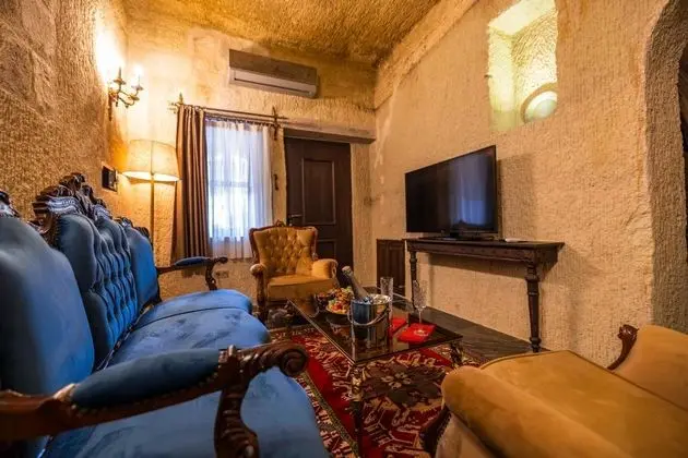 Signature Pool Suite