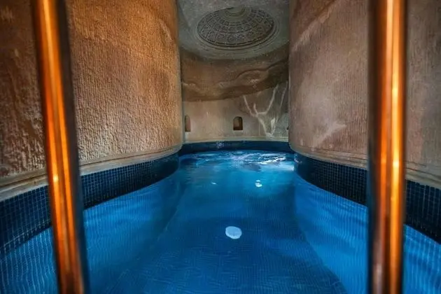 Signature Pool Suite