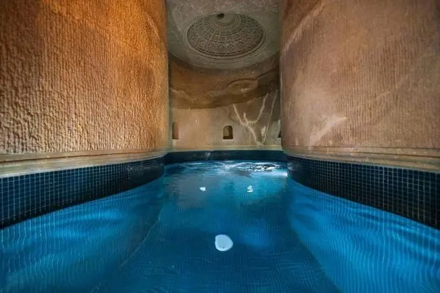 Signature Pool Suite