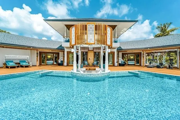 Grand Beach Residence with Sunrise Pool