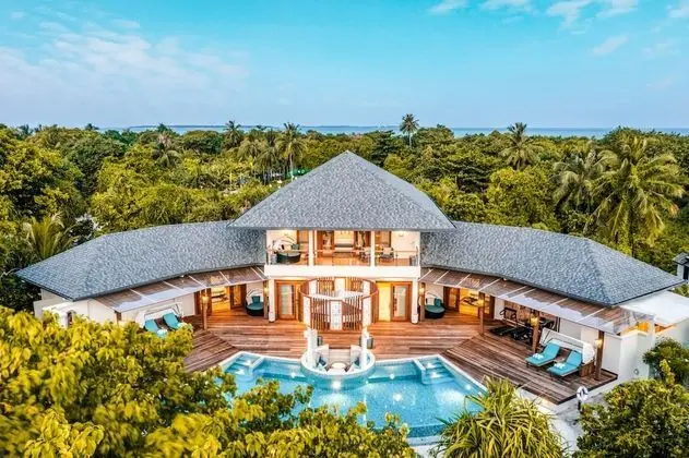 Grand Beach Residence with Sunrise Pool