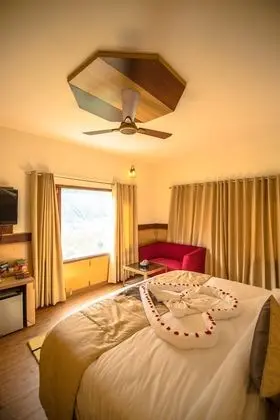 Classic Room, 1 King Bed, Balcony, Hill
