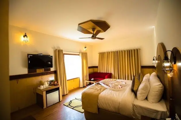 Classic Room, 1 King Bed, Balcony, Hill