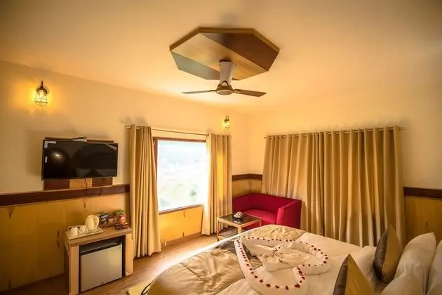 Classic Room, 1 King Bed, Balcony, Hill