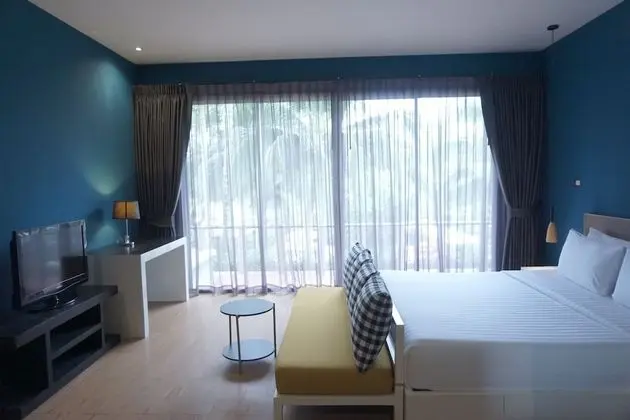 Deluxe King Pool View