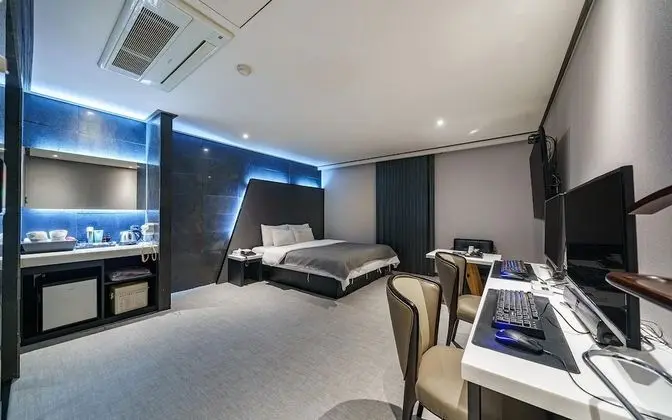 Oda (Game room (no-hard PC high-end games )