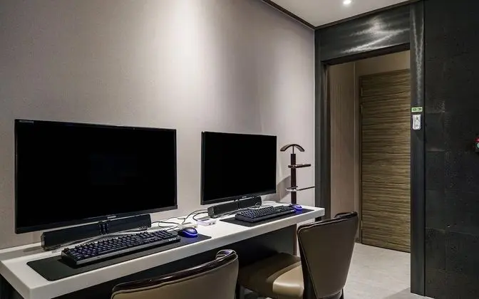 Oda (Game room (no-hard PC high-end games )