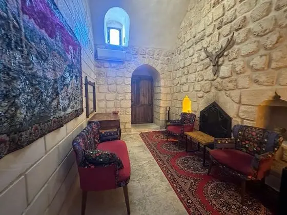 Laleş,Avlu Manzaralı,Şömineli