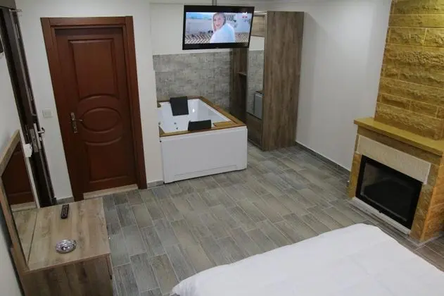 Jakuzili ve Şömineli Deluxe Oda, Havuz Manzaralı