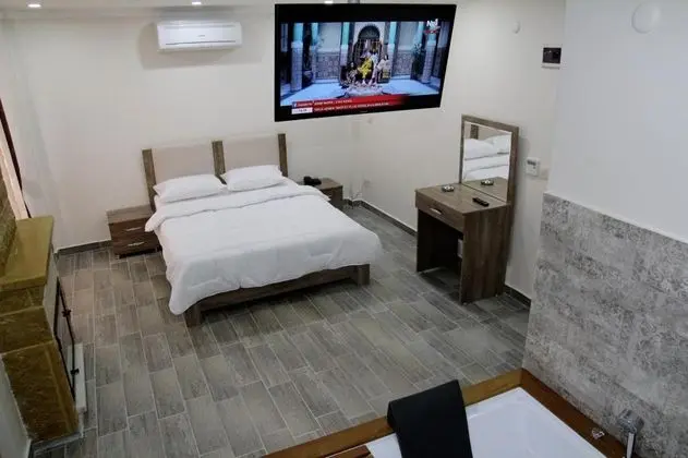 Jakuzili ve Şömineli Deluxe Oda, Havuz Manzaralı