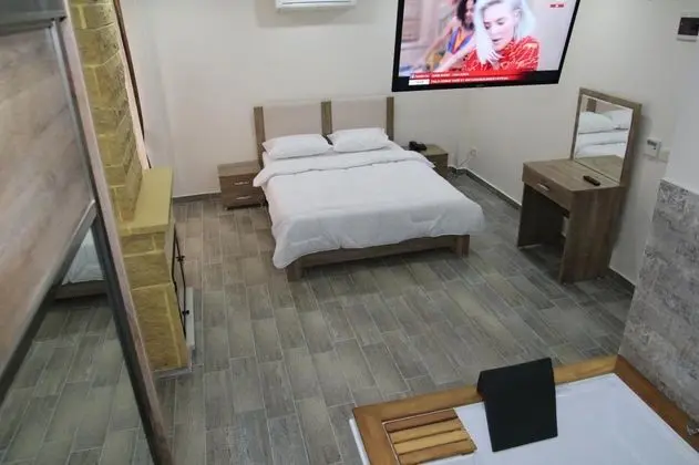 Jakuzili ve Şömineli Deluxe Oda, Havuz Manzaralı