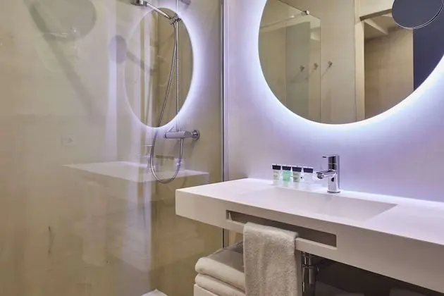 Comfort Tek Büyük veya İki Ayrı Yataklı Oda, Havuz Manzaralı