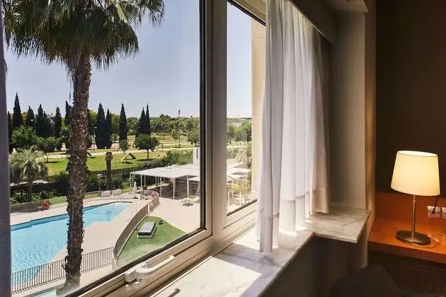 Comfort Tek Büyük veya İki Ayrı Yataklı Oda, Havuz Manzaralı