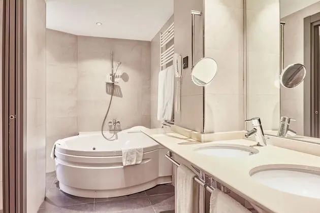 Deluxe Tek Büyük Yataklı Oda (Silken Club)