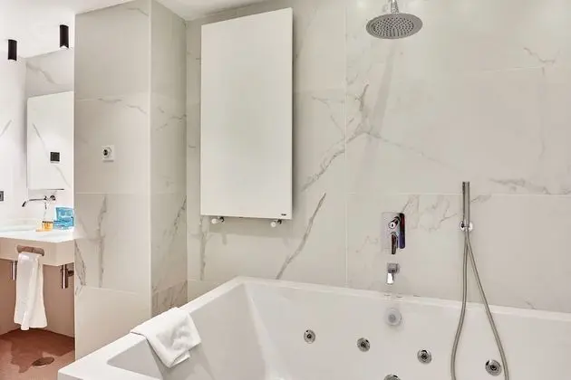 Junior Süit, Sıcak Su Küveti (Deluxe)