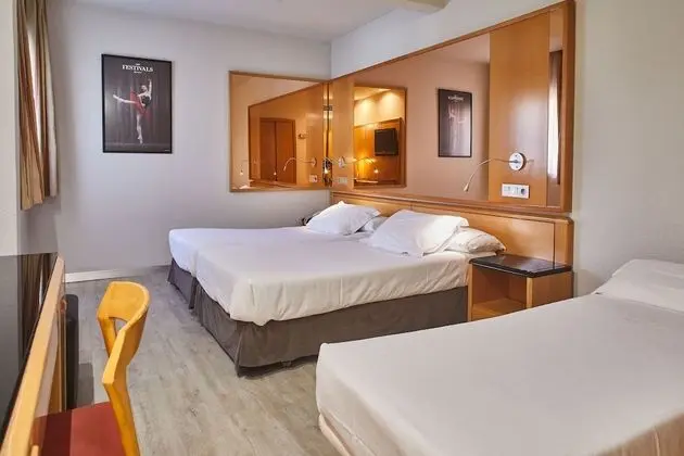 Tek Büyük Yataklı Oda (+ extra bed 2 Adults + 1 Child)