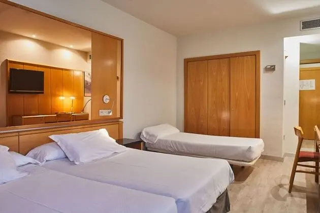 Tek Büyük Yataklı Oda (+ extra bed 2 Adults + 1 Child)