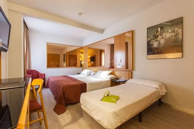 Tek Büyük Yataklı Oda (+ extra bed 2 Adults + 1 Child)