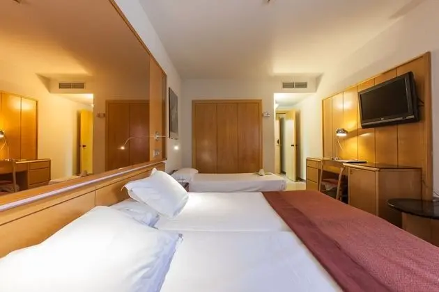 Tek Büyük Yataklı Oda (+ extra bed 2 Adults + 1 Child)