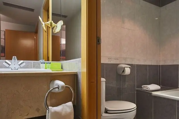 Tek Büyük Yataklı Oda (+ extra bed 2 Adults + 1 Child)