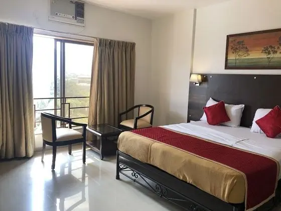 Signature Room, 1 Queen Bed, Pool View