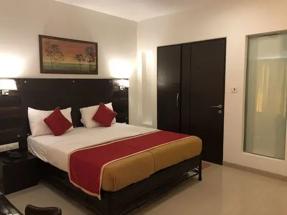 Signature Room, 1 Queen Bed, Pool View