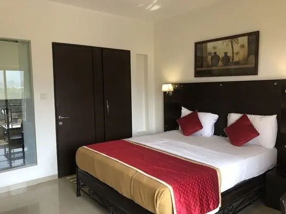 Signature Room, 1 Queen Bed, Pool View