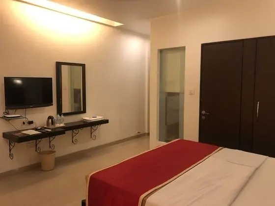 Signature Room, 1 Queen Bed, Pool View