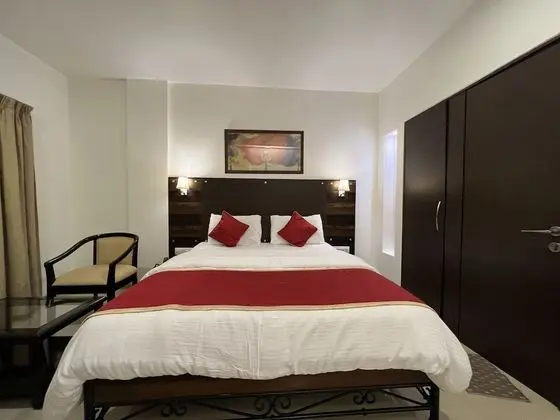 Signature Room, 1 Queen Bed, Pool View