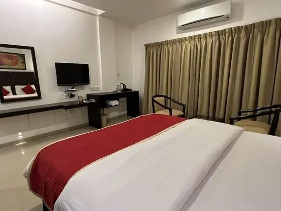 Signature Room, 1 Queen Bed, Pool View