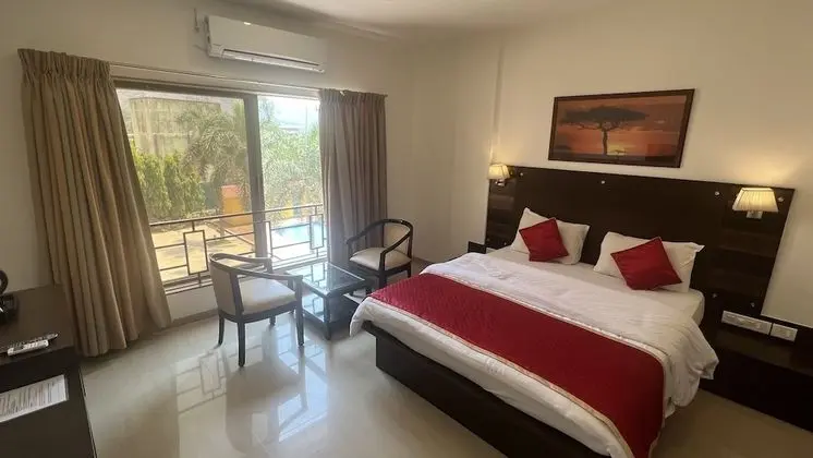 Signature Room, 1 Queen Bed, Pool View