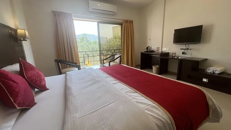 Signature Room, 1 Queen Bed, Pool View