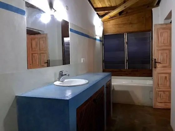 Superior Tek Büyük Yataklı Oda, Balkon, Havuz Manzaralı